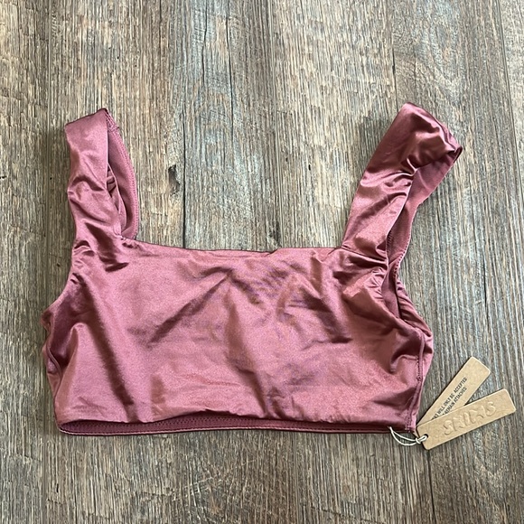 NWT SKIMS STRETCH SATIN SQUARE NECK BRA
BERRY size XS - Picture 4 of 6